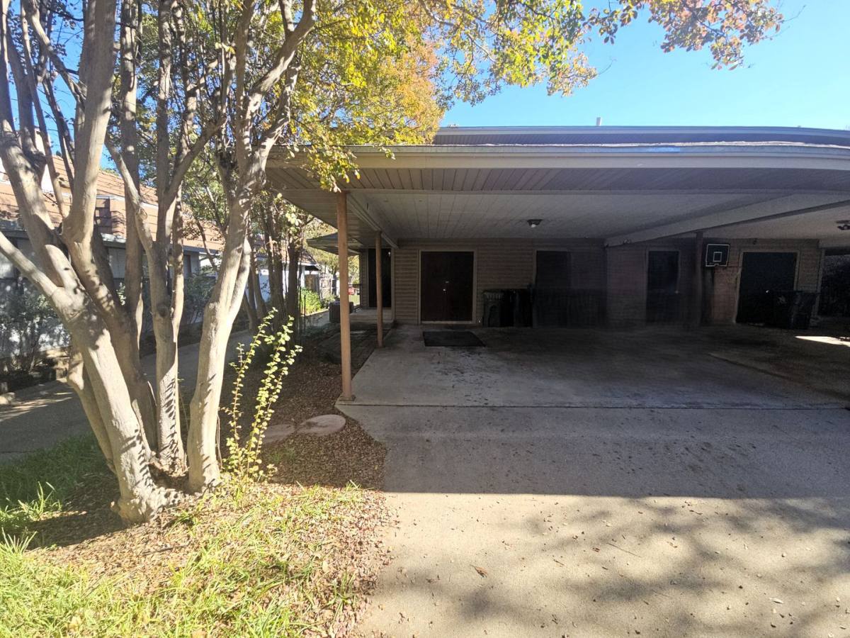 Townhouse for rent at 2109 Fleur De Lis Court, Arlington, TX 76012