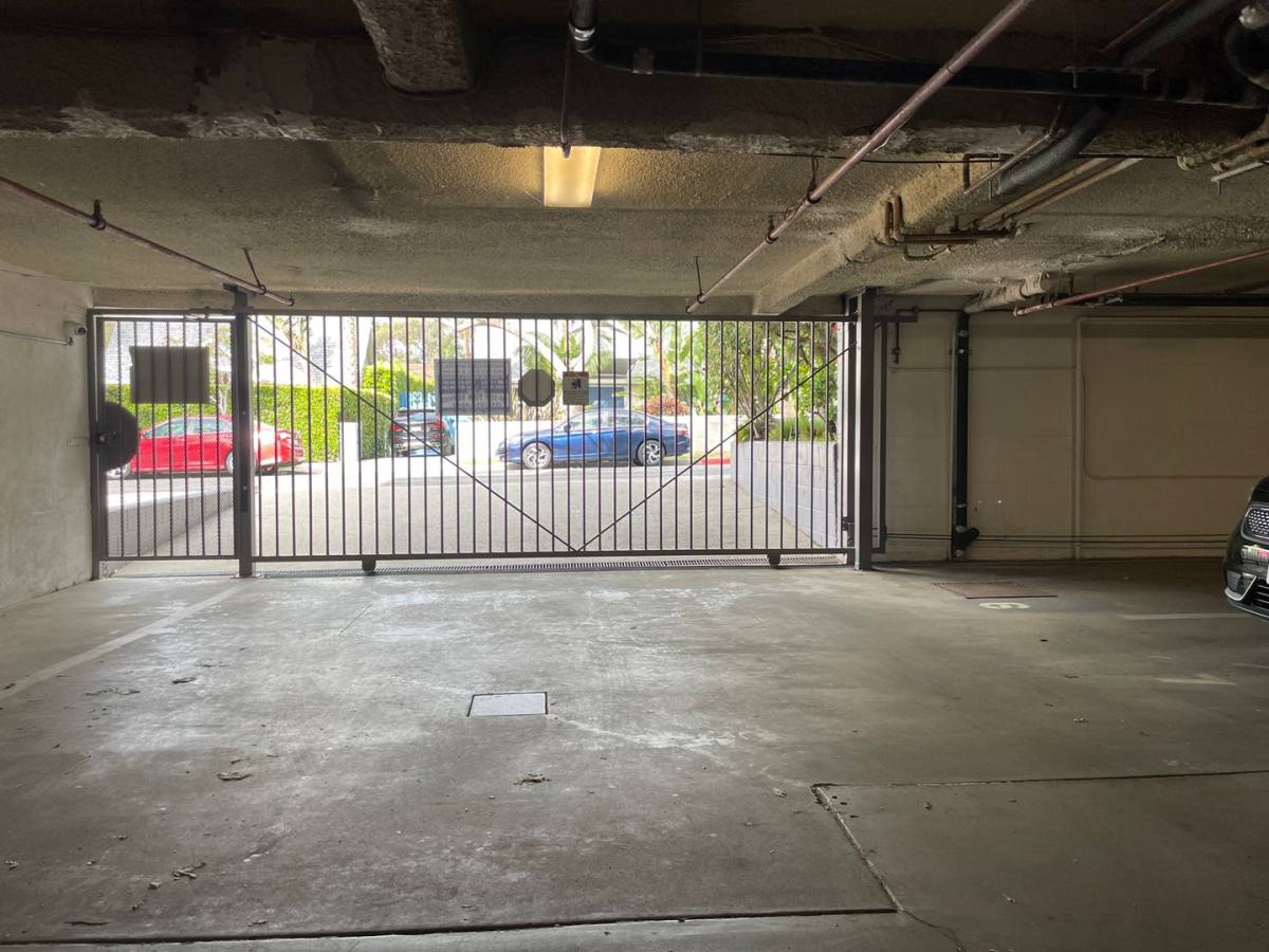 Condo for rent at 1152 Poinsettia Place #5, Los Angeles, CA 90048