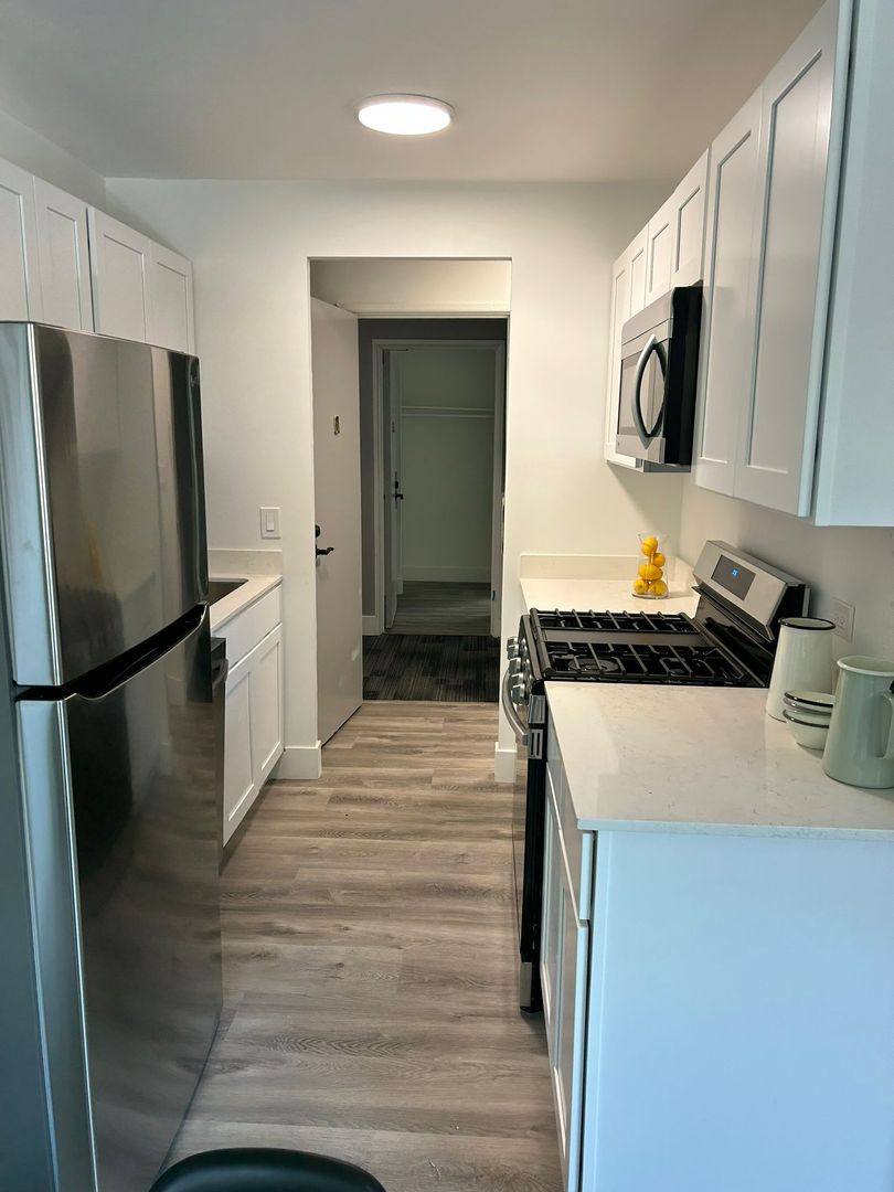 Apartment for rent at 2001 Summerdale Ave, Chicago, IL 60625
