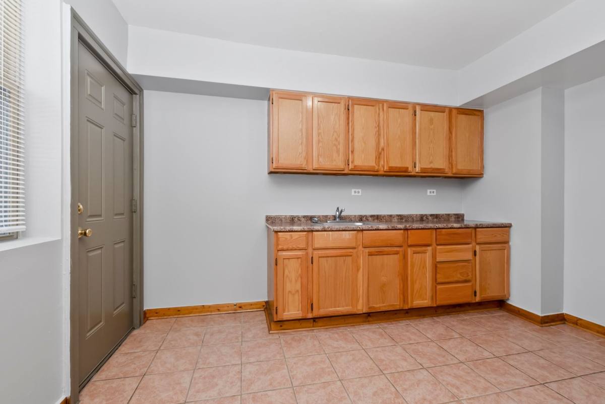 Apartment for rent at 6000-04 S Troy St, Chicago, IL 60629