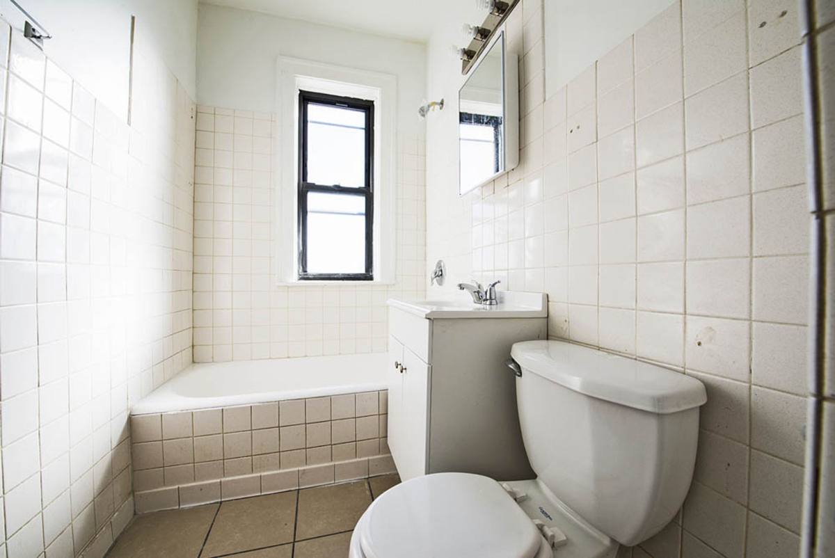 Apartment for rent at 1704 W 77th St, Chicago, IL 60620