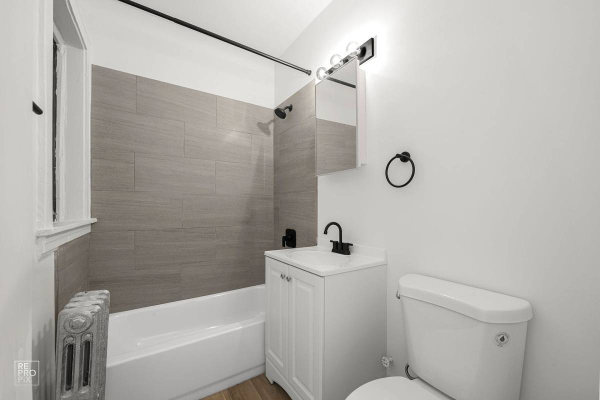 Apartment for rent at 1704 W 77th St, Chicago, IL 60620
