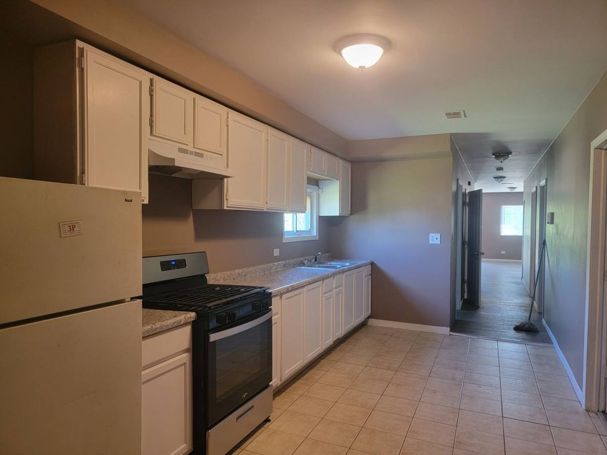 Townhouse for rent at 14802 Cooper Ave, Harvey, IL 60426