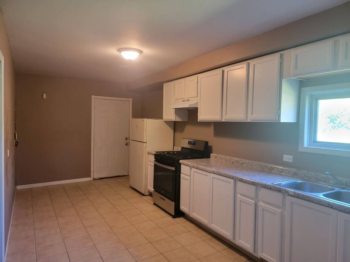 Townhouse for rent at 14802 Cooper Ave, Harvey, IL 60426