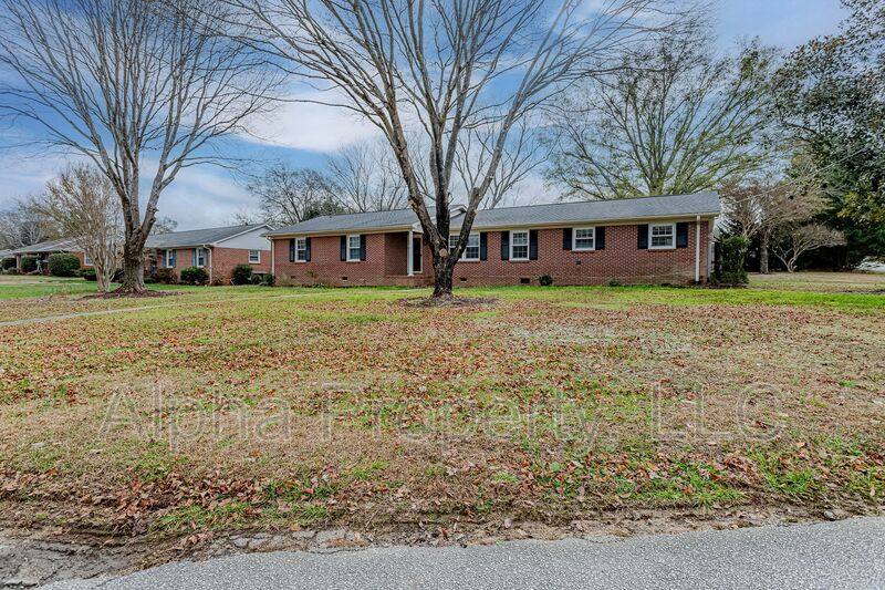 House for rent at 400 Fairhaven Dr, Taylors, SC 29687