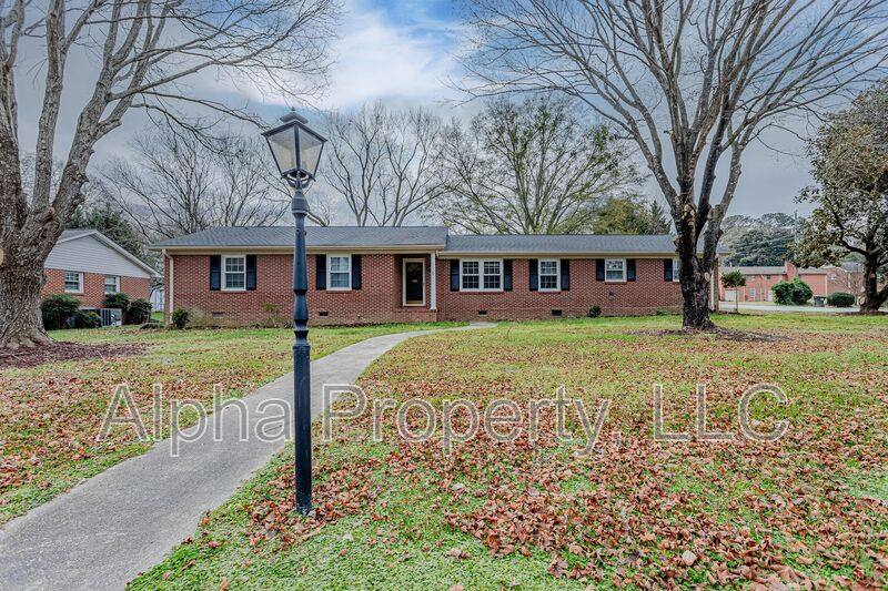 House for rent at 400 Fairhaven Dr, Taylors, SC 29687
