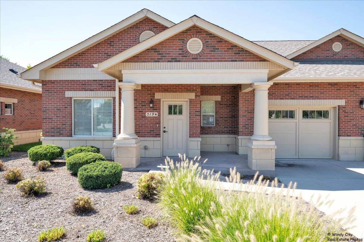 Apartment for rent at 517 W Rand Rd, Arlington Heights, IL 60004