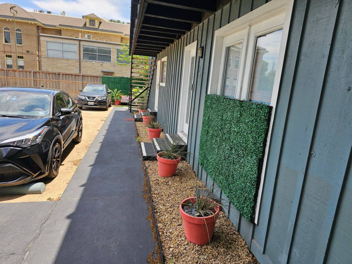 Apartment for rent at 4414 Worth St, Dallas, TX 75246