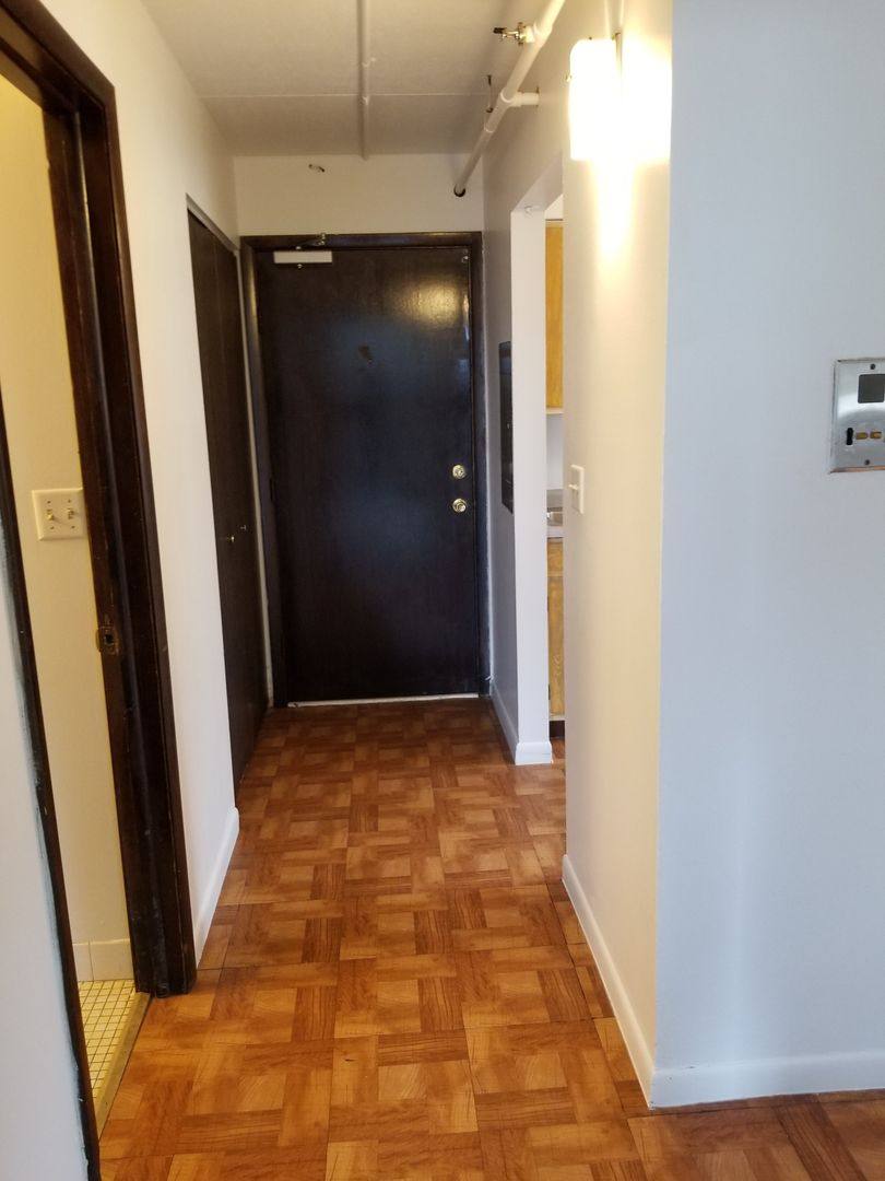 Apartment for rent at 5810 St Charles Rd, Berkeley, IL 60163
