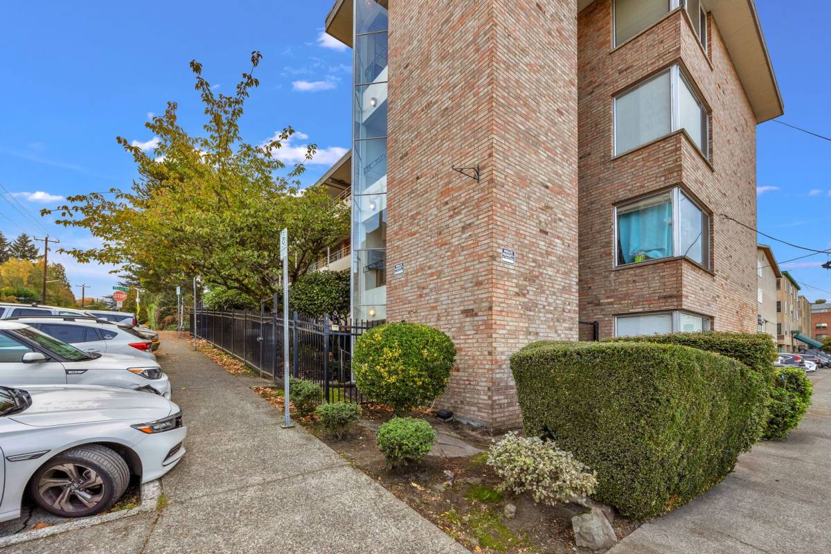 Apartment for rent at 1415 NE 52nd St, Seattle, WA 98105