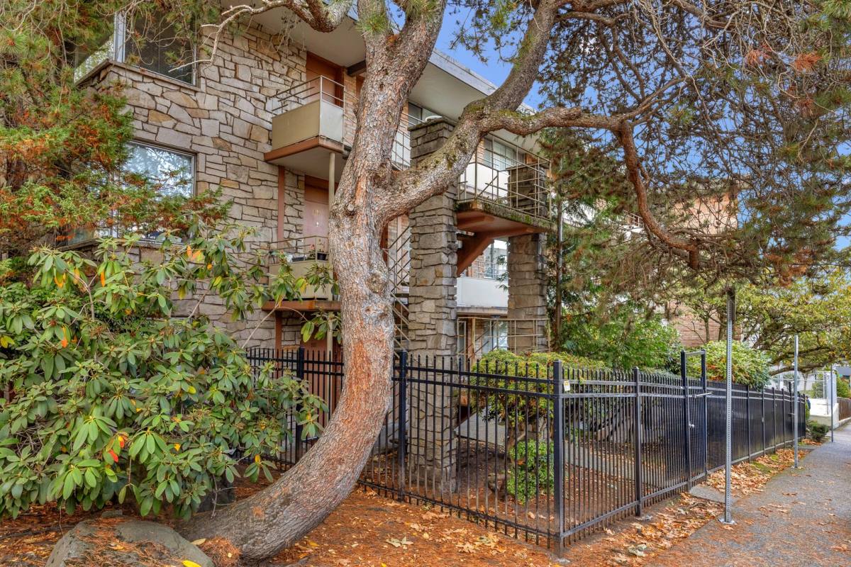 Apartment for rent at 1415 NE 52nd St, Seattle, WA 98105