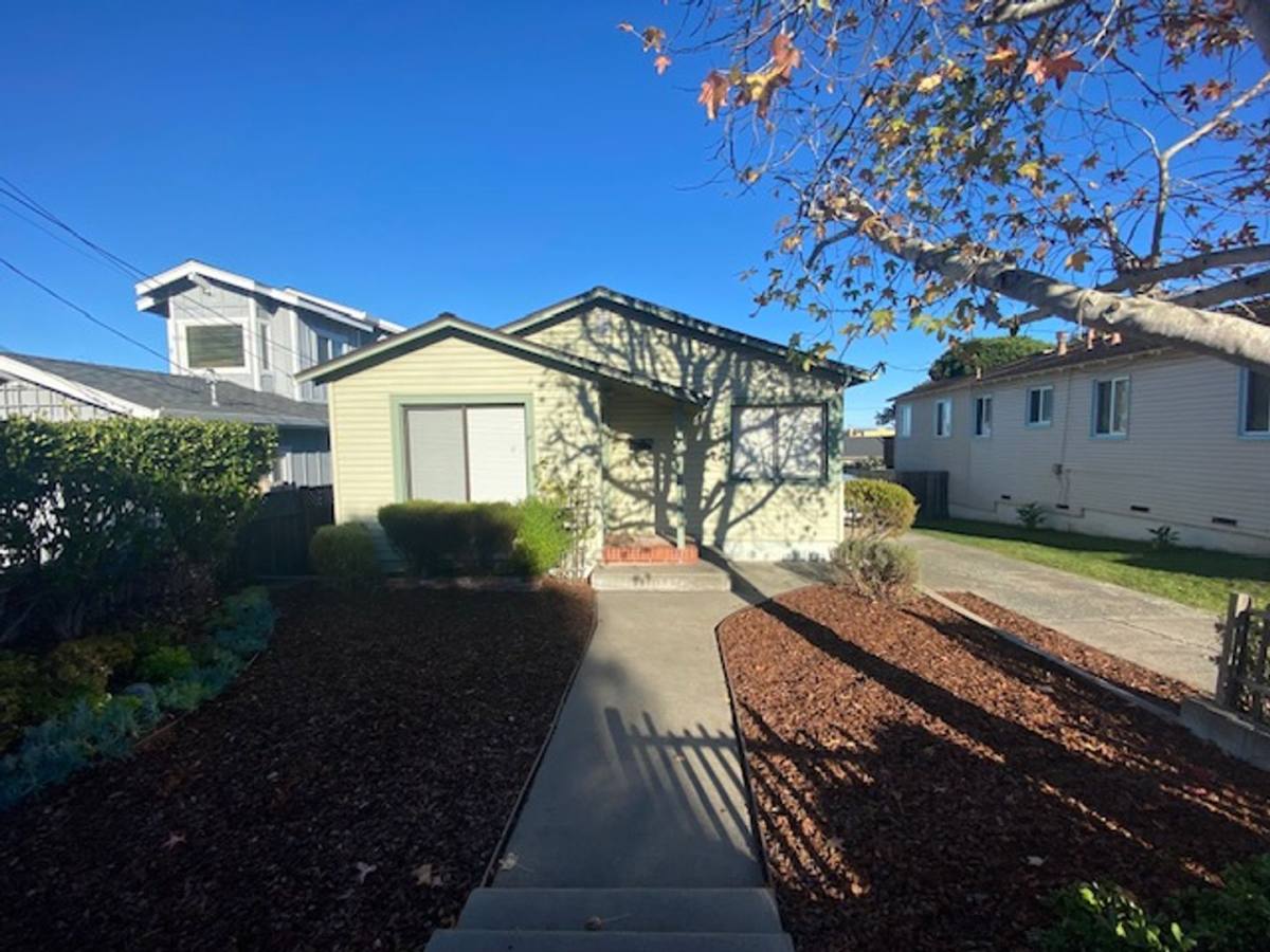 House for rent at 852 Newton St, Pacific Grove, CA 93950