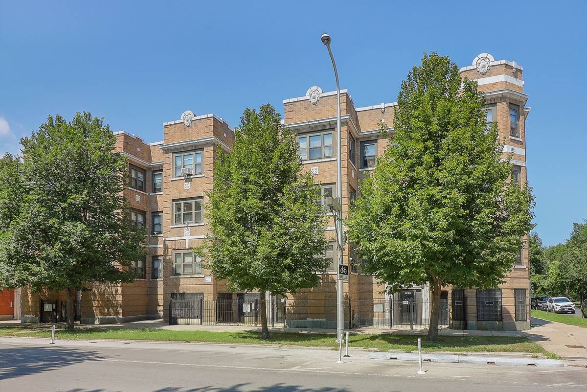 Apartment for rent at 3100-08 W Douglas Blvd, Chicago, IL 60623