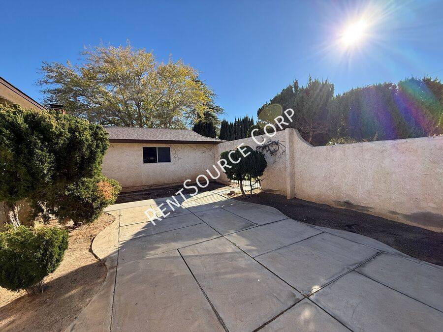 House for rent at 4827 W Ave #L6, Lancaster, CA 93536