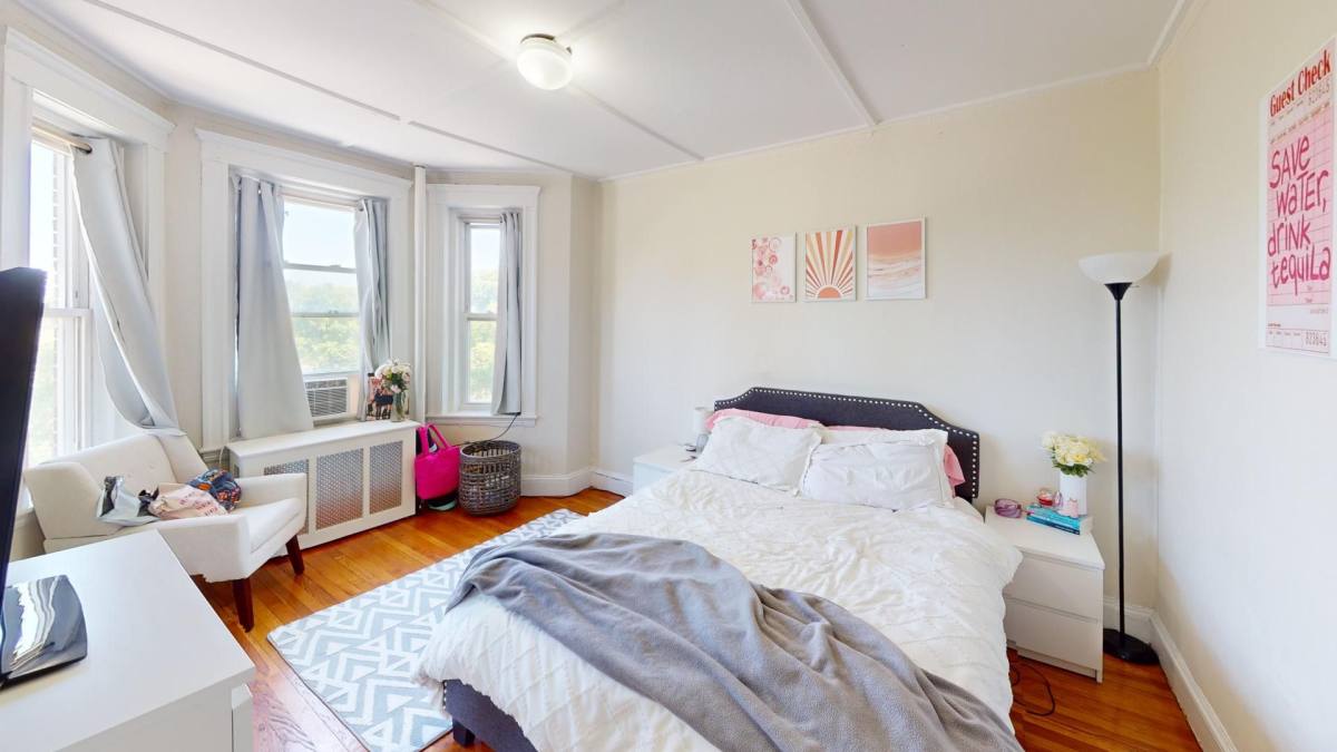 House for rent at 1035 Connomwealth Ave, Boston, MA 02215