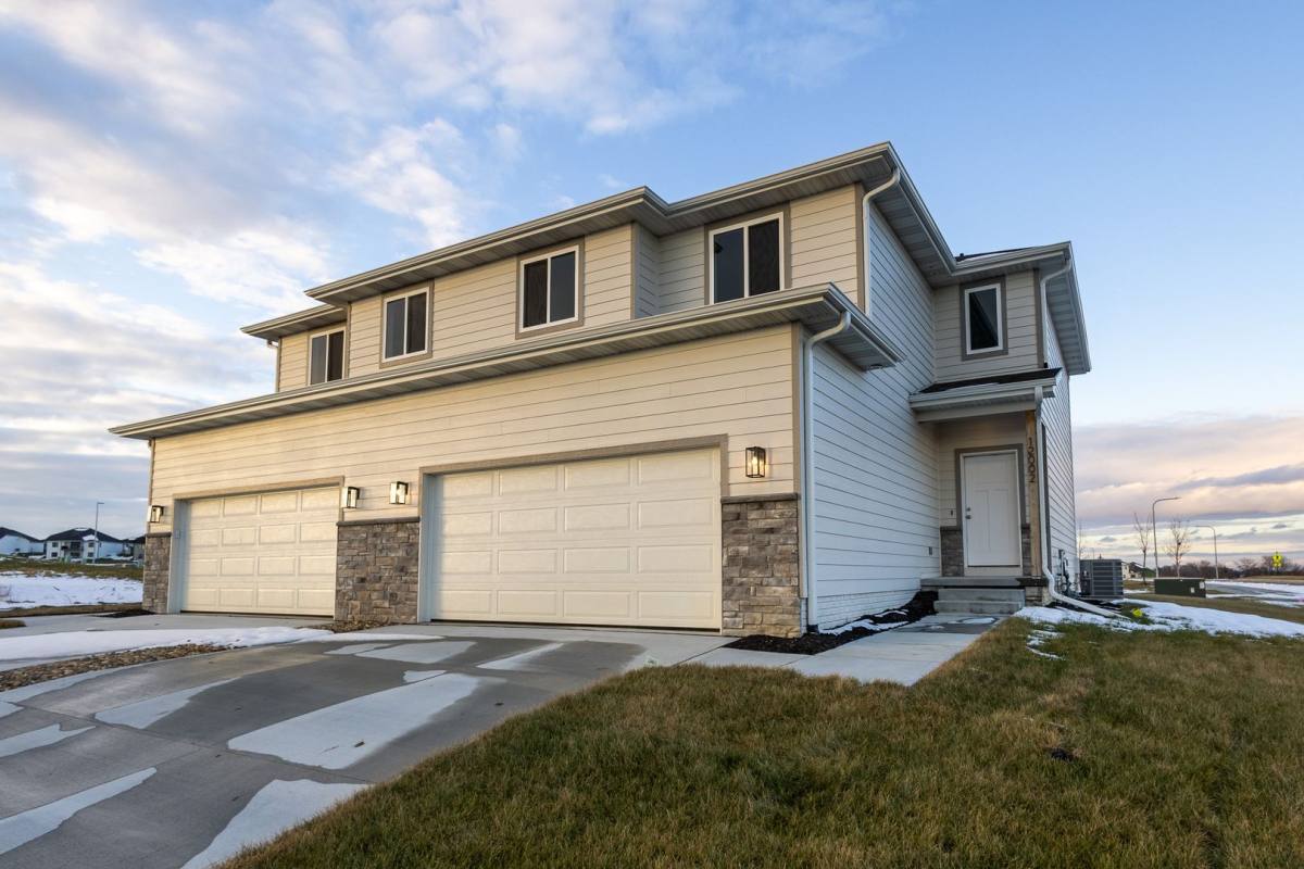 House for rent at 12002 Edgewater Dr, Papillion, NE 68046