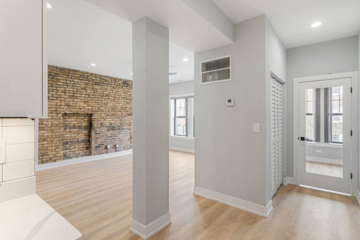 Apartment for rent at 7642-48 N Eastlake Terrace, Chicago, IL 60626