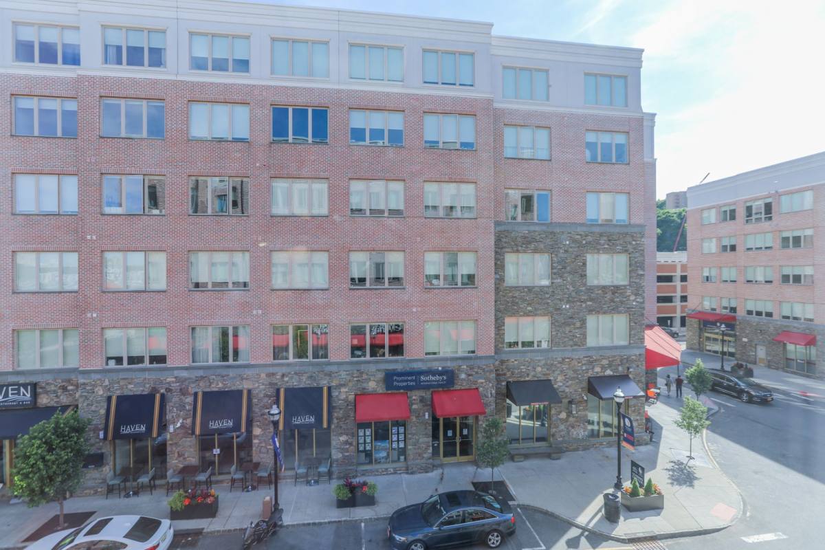 Apartment for rent at 12 Main St, Edgewater, NJ 07020