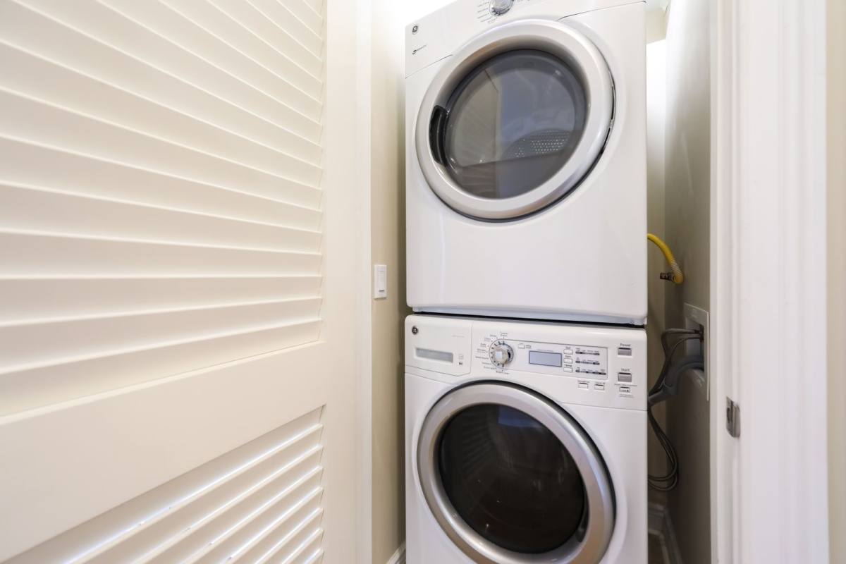 Apartment for rent at 10 Main St, Edgewater, NJ 07020