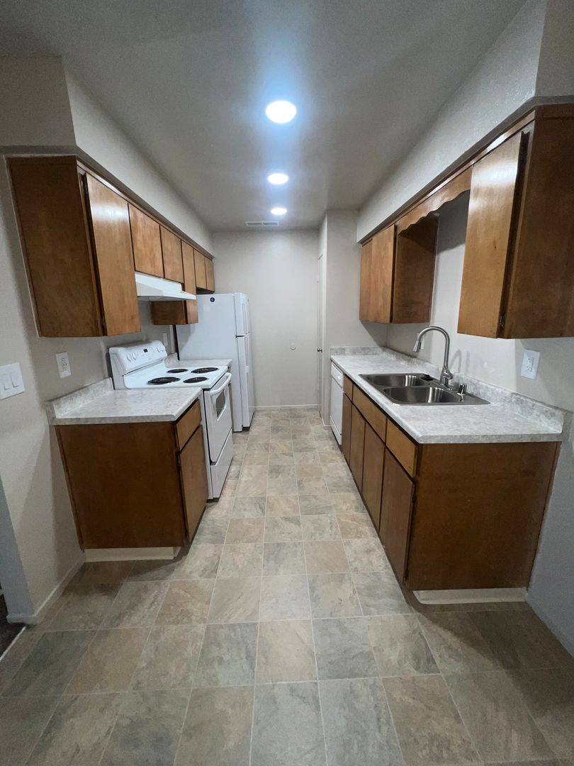 Apartment for rent at 265 E Hanford Armona Rd, Lemoore, CA 93245