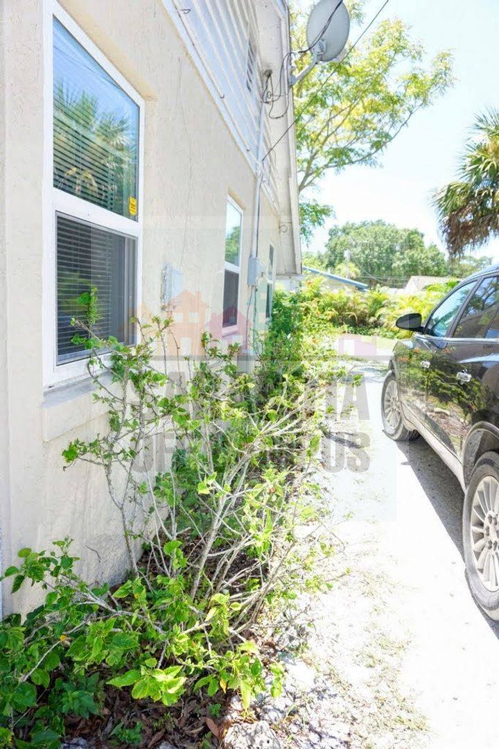 Apartment for rent at 1148 Highland Ave, Sarasota, FL 34234