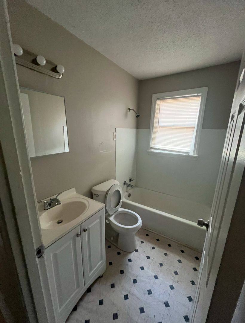 Apartment for rent at 1591 Locust, Memphis, TN 38108