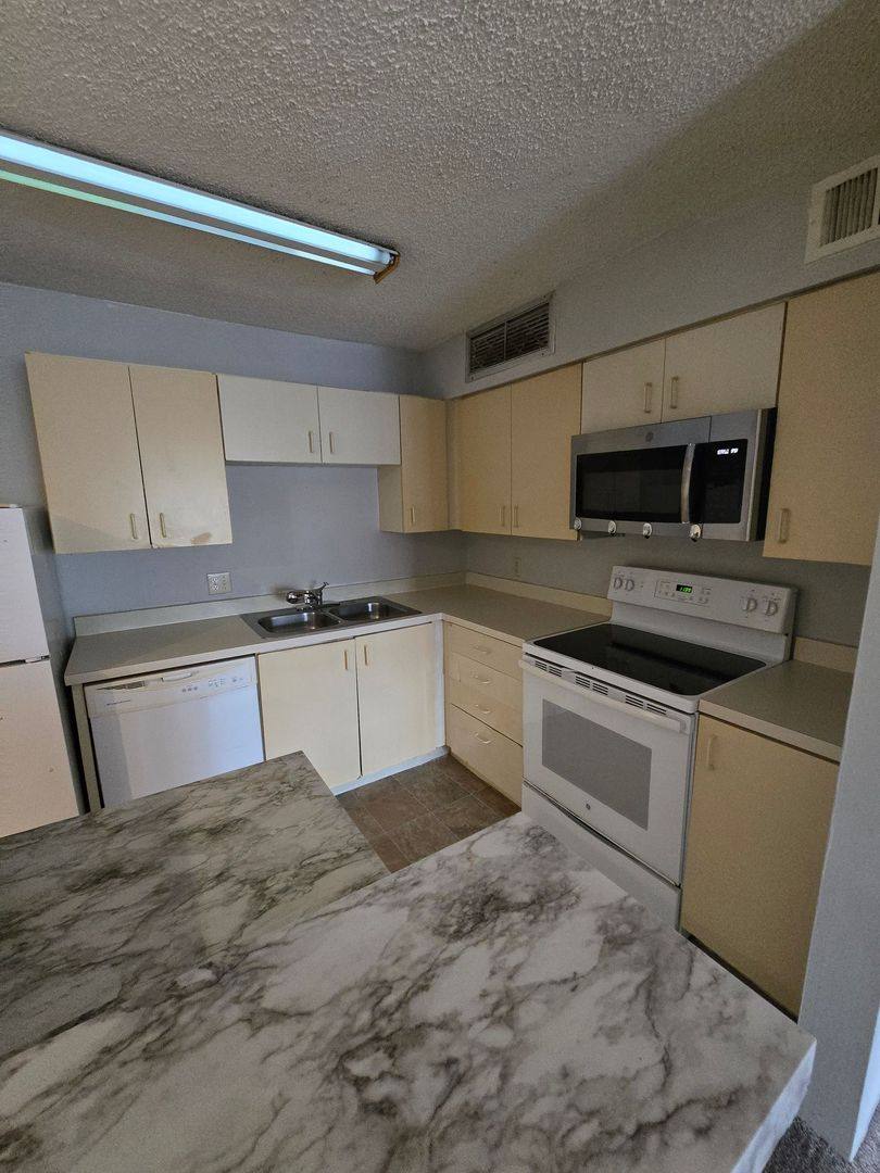Condo for rent at 300 Lakepointe Dr, Altamonte Springs, FL 32701