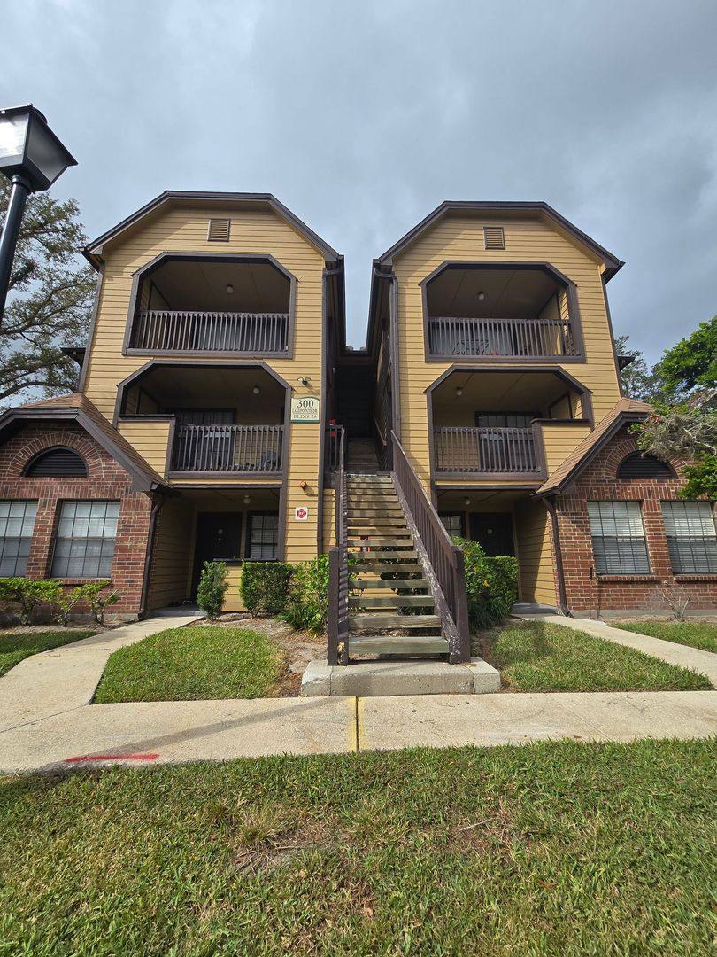 Condo for rent at 300 Lakepointe Dr, Altamonte Springs, FL 32701
