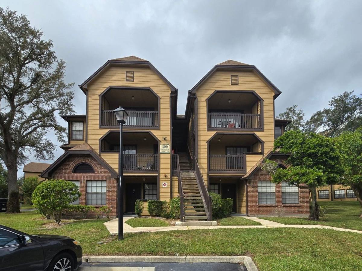 Condo for rent at 300 Lakepointe Dr, Altamonte Springs, FL 32701