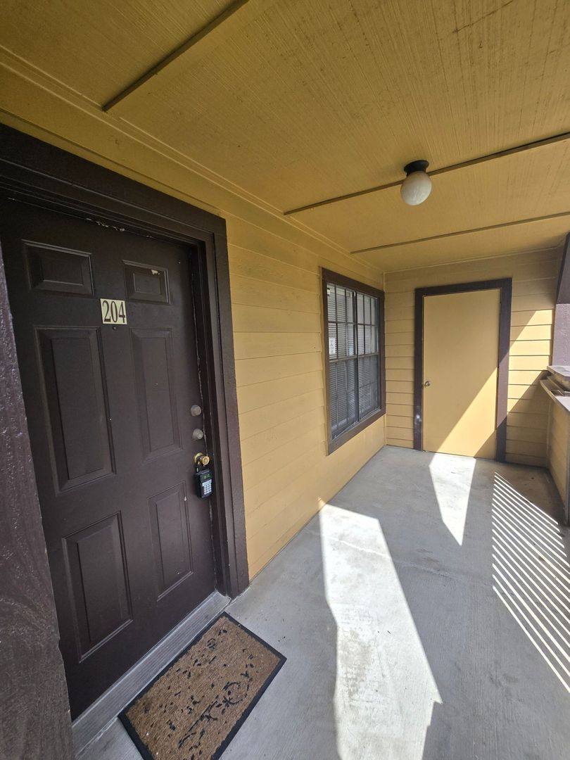 Condo for rent at 300 Lakepointe Dr, Altamonte Springs, FL 32701