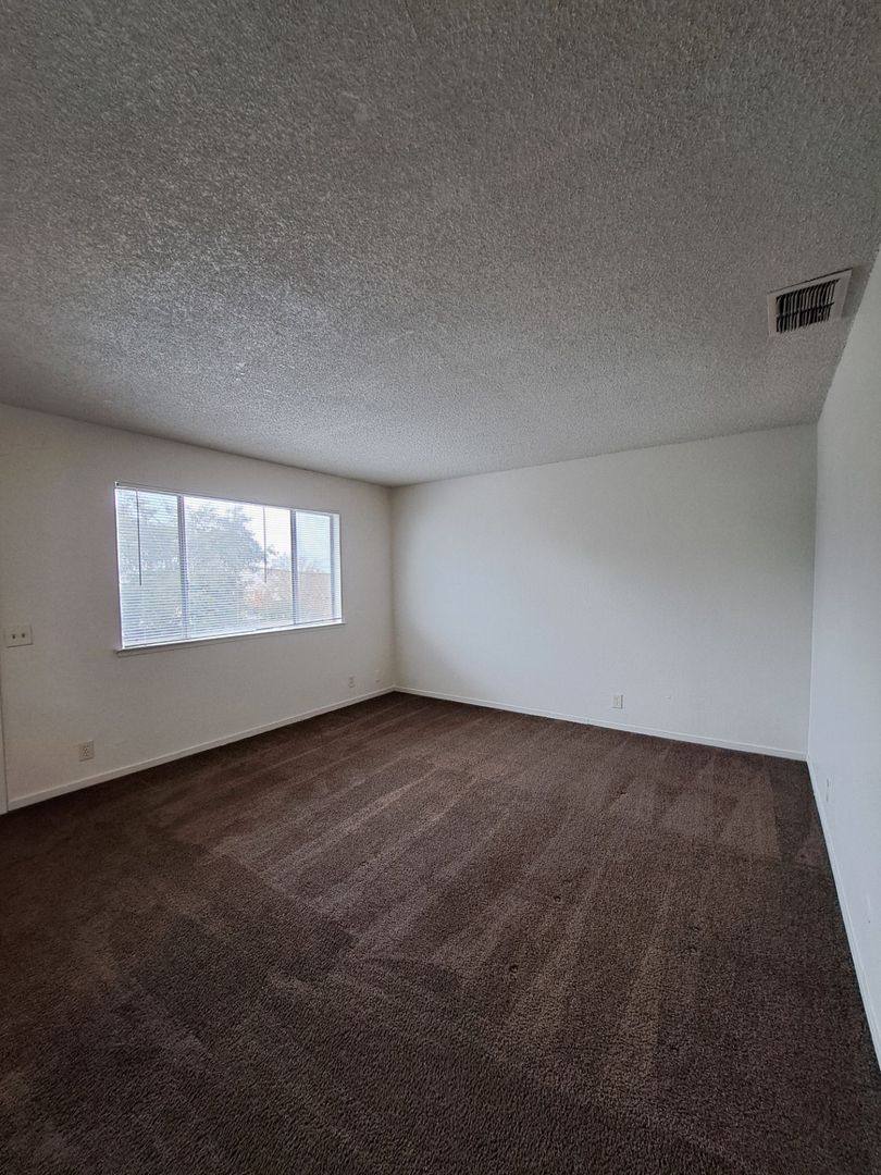 Apartment for rent at 4730 E Lamona Ave, Fresno, CA 93703