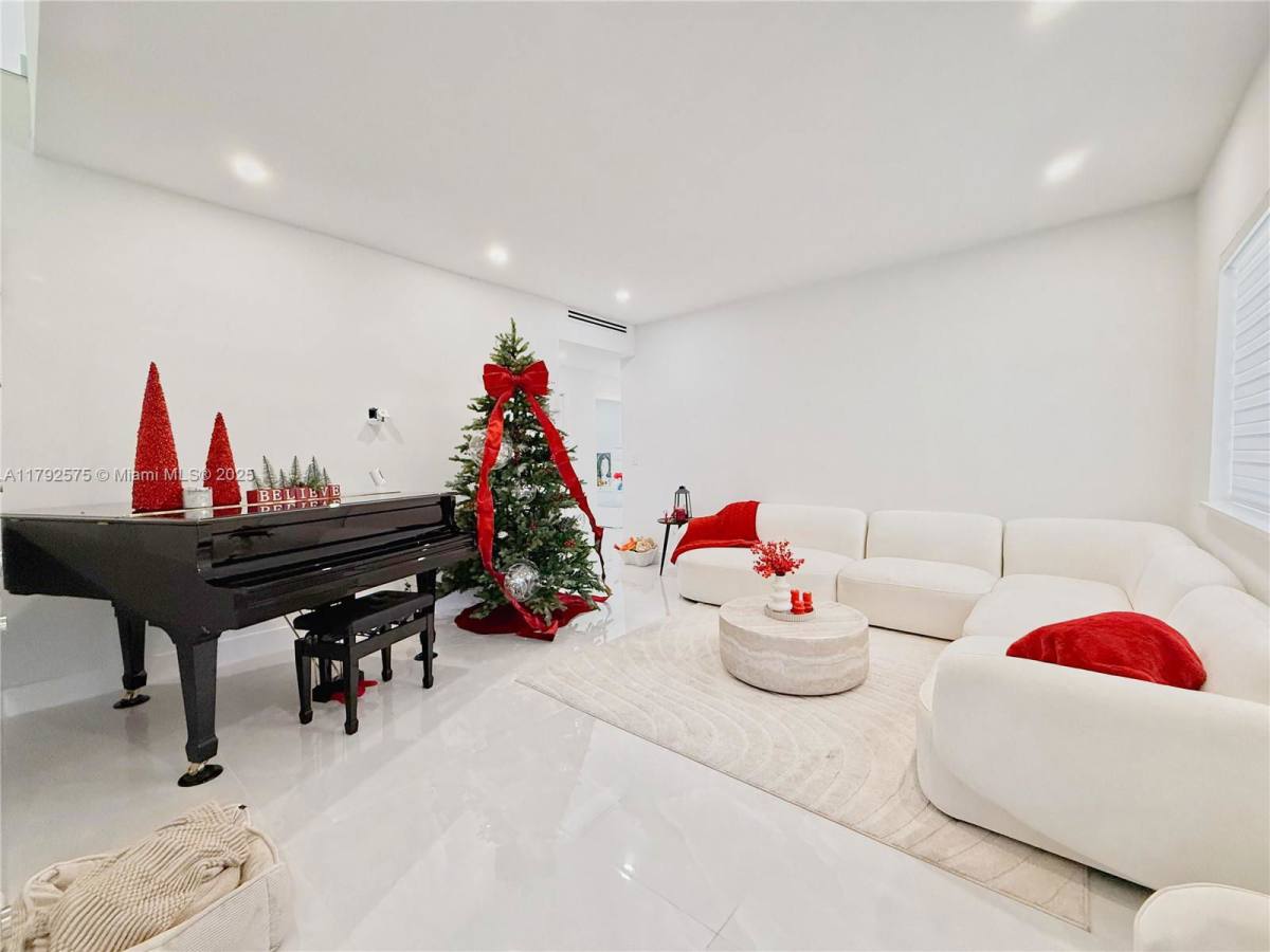 House for rent at 927 SW 18th Ave, Miami, FL 33135