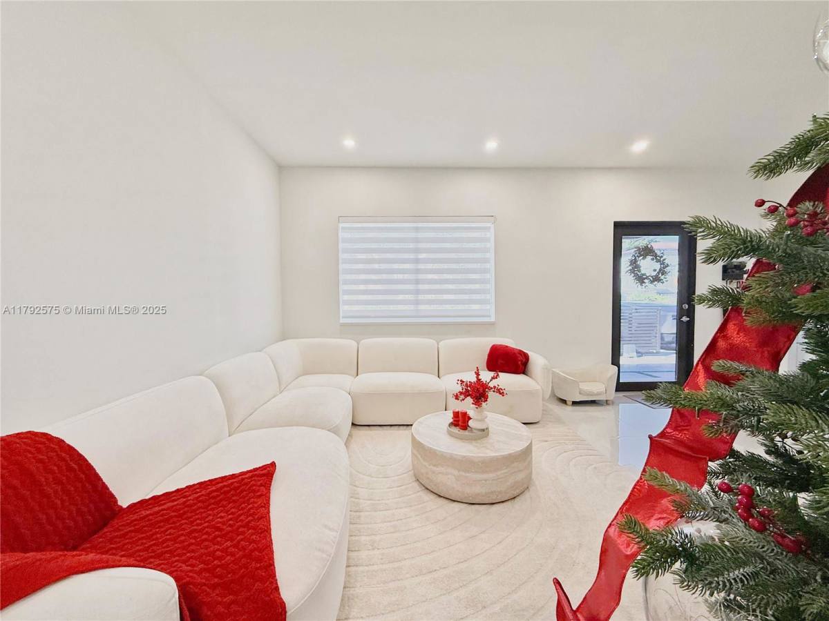 House for rent at 927 SW 18th Ave, Miami, FL 33135