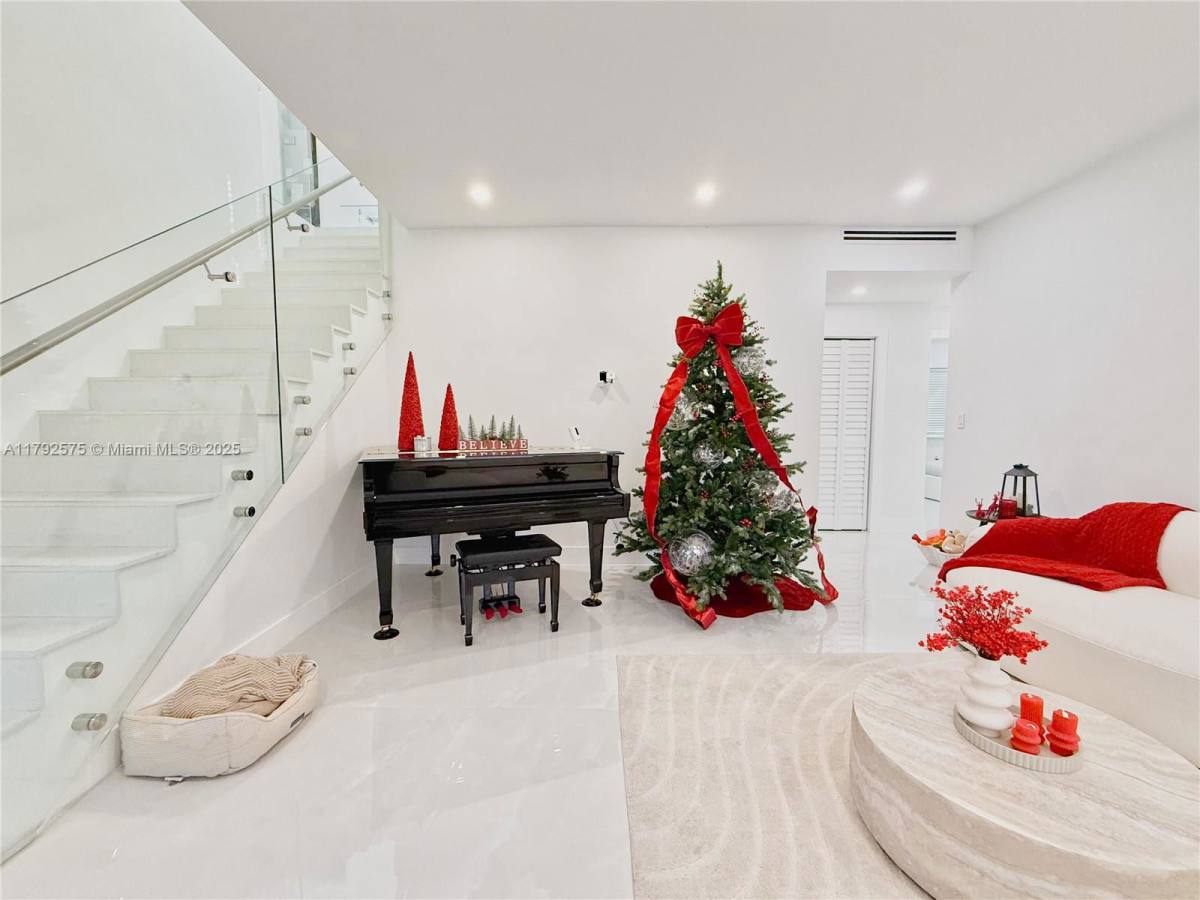 House for rent at 927 SW 18th Ave, Miami, FL 33135