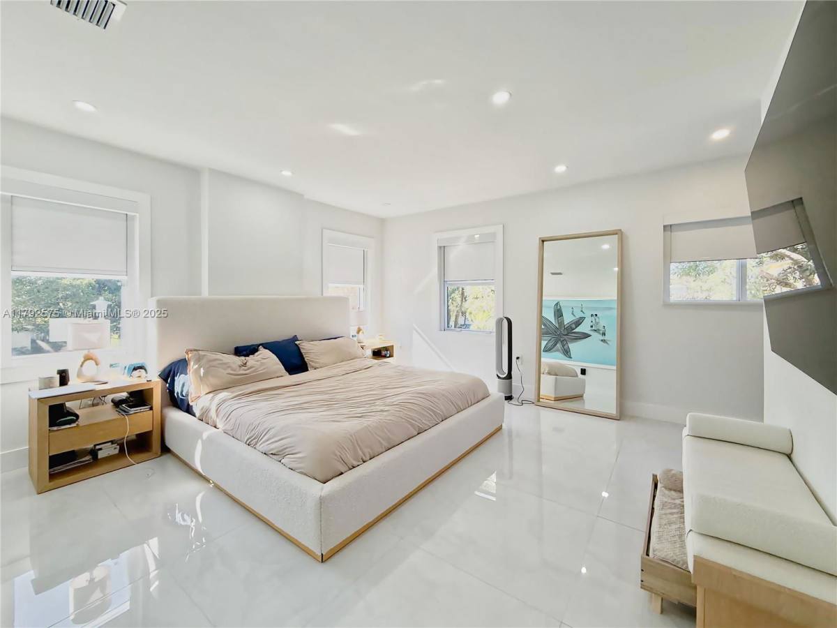 House for rent at 927 SW 18th Ave, Miami, FL 33135