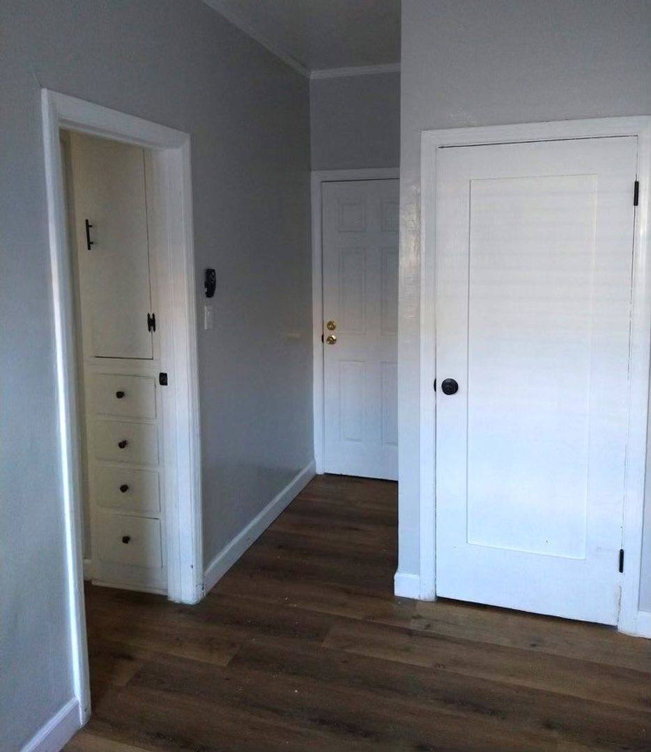 Apartment for rent at 837-839 W 43rd Place, Los Angeles, CA 90037