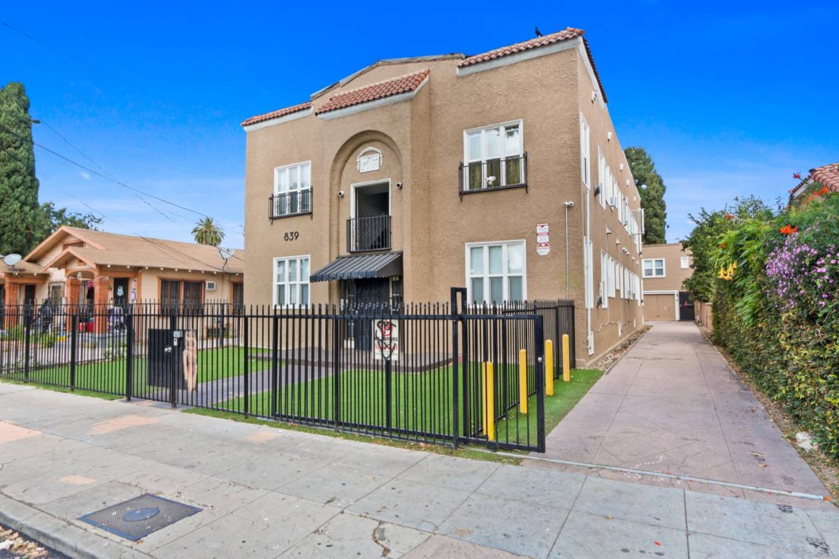 Apartment for rent at 837-839 W 43rd Place, Los Angeles, CA 90037