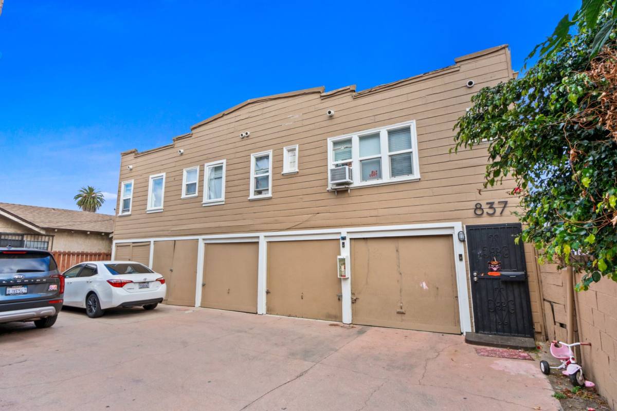 Apartment for rent at 837-839 W 43rd Place, Los Angeles, CA 90037