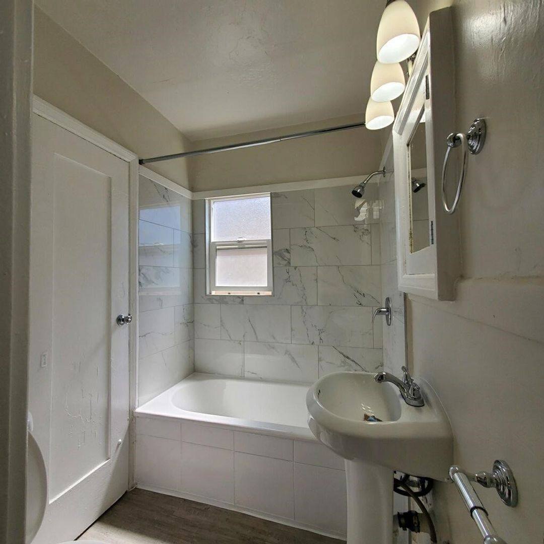 Apartment for rent at 837-839 W 43rd Place, Los Angeles, CA 90037
