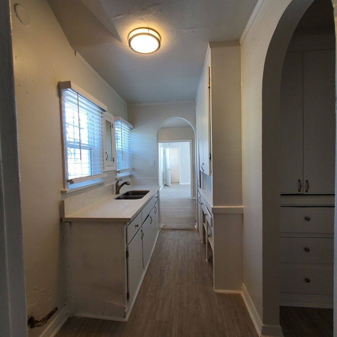 Apartment for rent at 837-839 W 43rd Place, Los Angeles, CA 90037