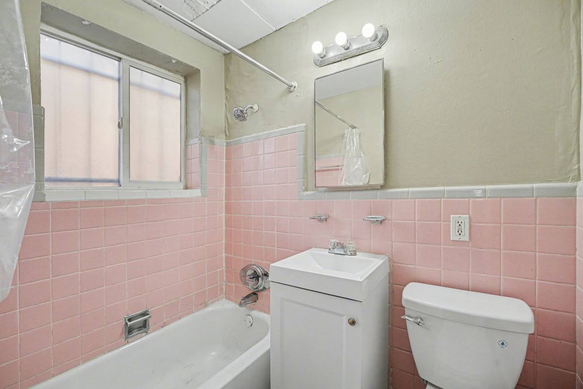 Apartment for rent at 1951 Clinton St, Aurora, CO 80010