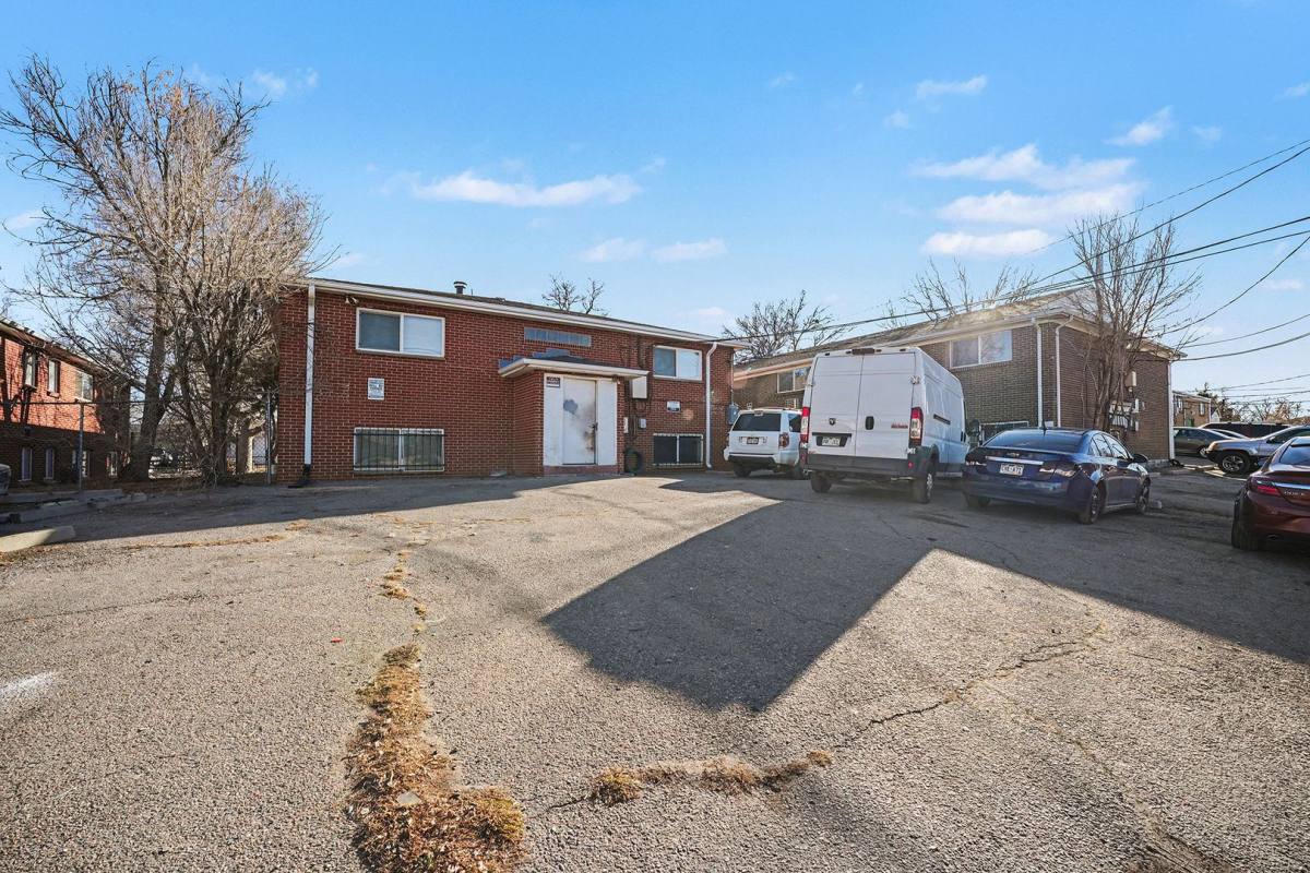Apartment for rent at 1951 Clinton St, Aurora, CO 80010