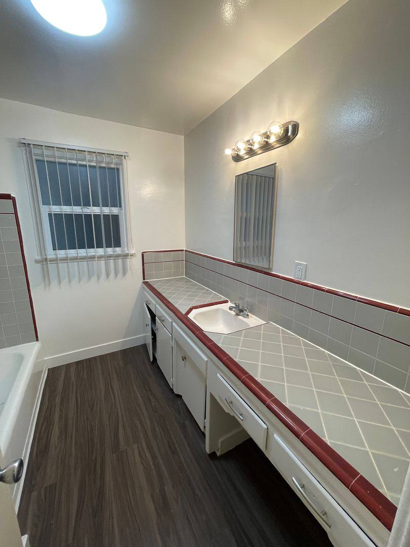 Apartment for rent at 1120 Chestnut Ave, Long Beach, CA 90813