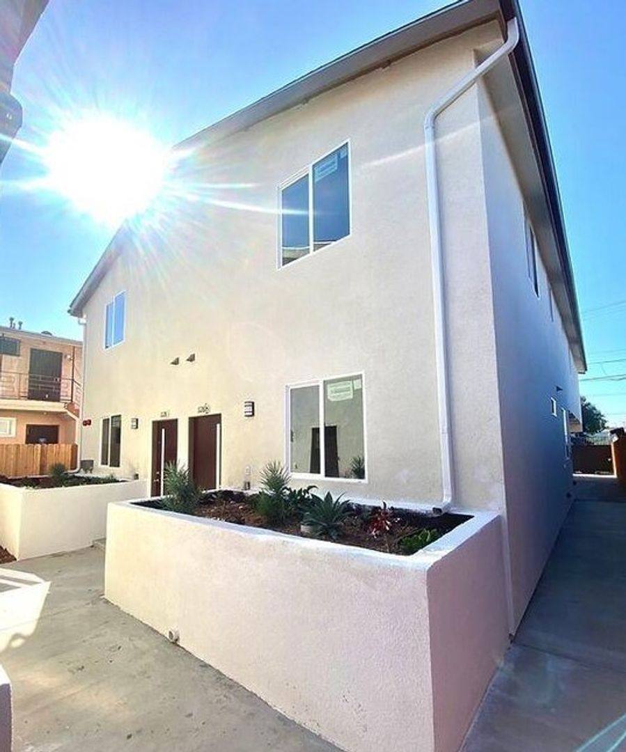 Apartment for rent at 1128 E 28th St, Los Angeles, CA 90011