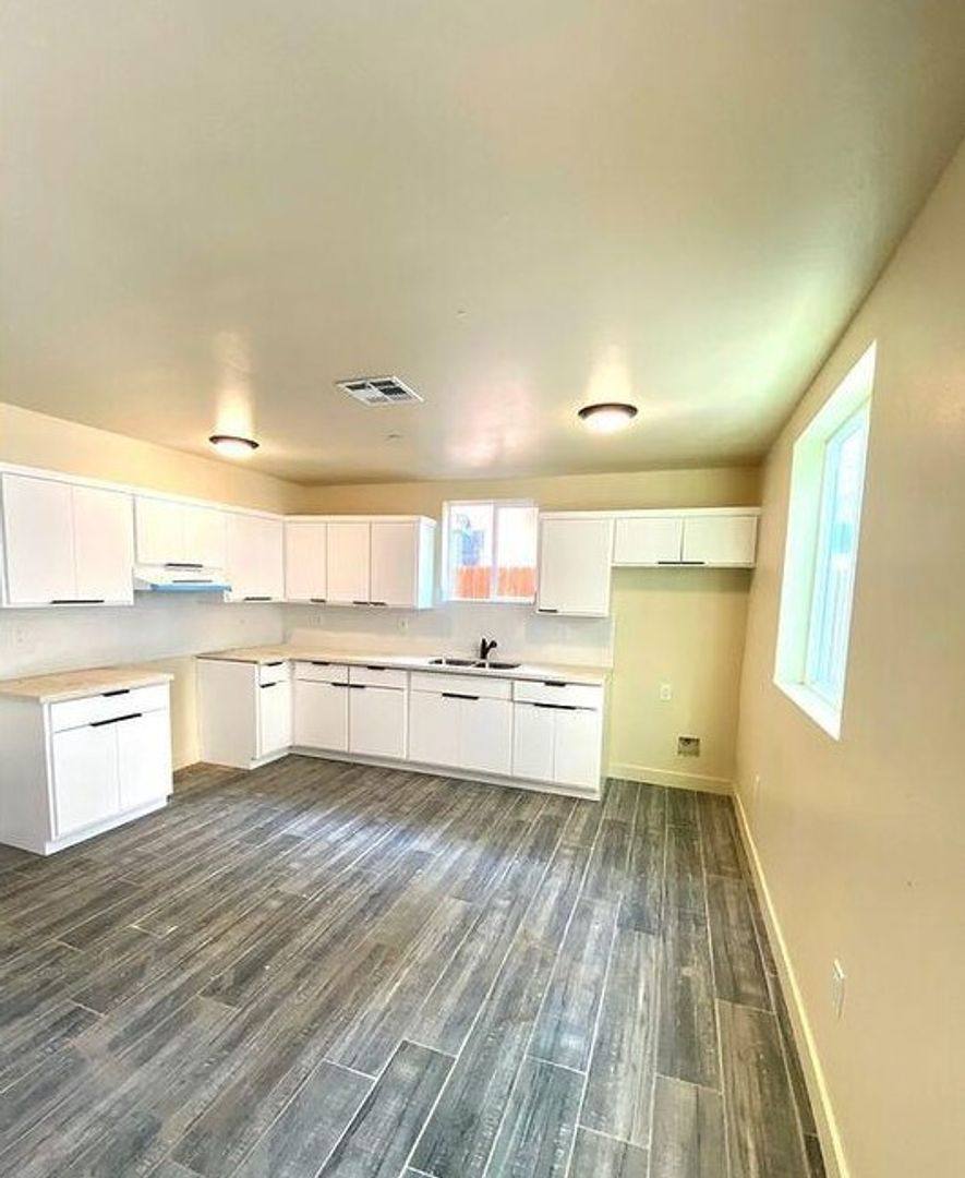 Apartment for rent at 1128 E 28th St, Los Angeles, CA 90011
