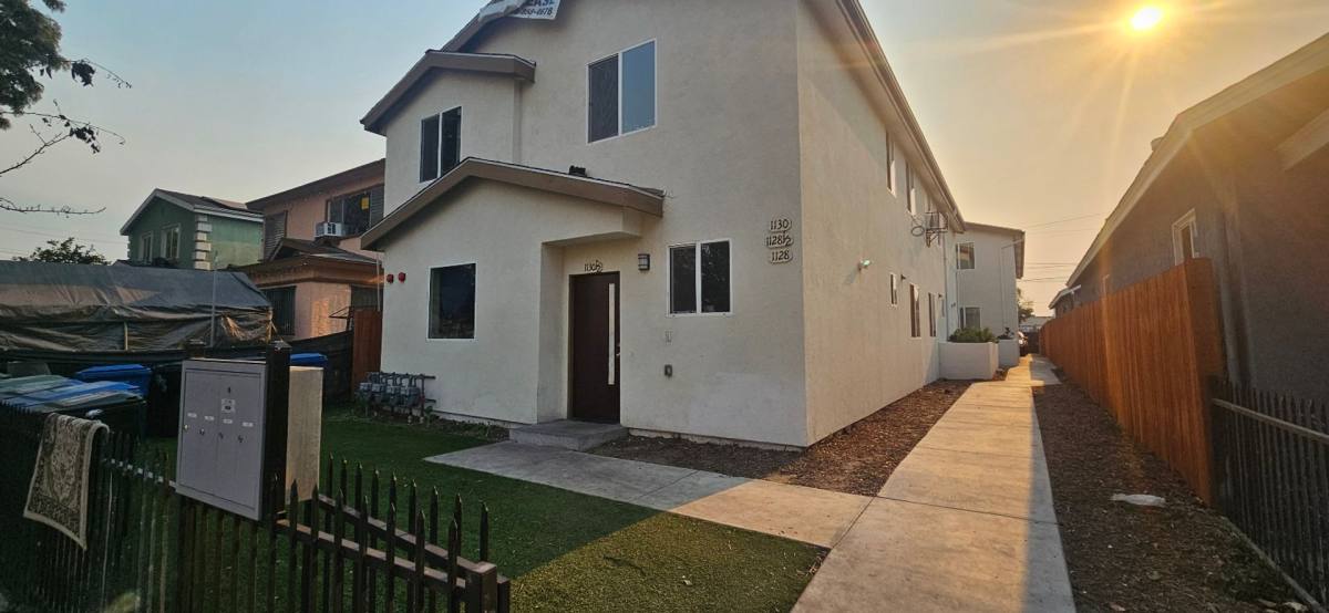 Apartment for rent at 1128 E 28th St, Los Angeles, CA 90011
