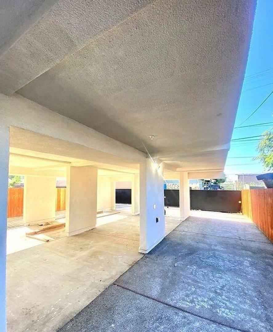 Apartment for rent at 1128 E 28th St, Los Angeles, CA 90011