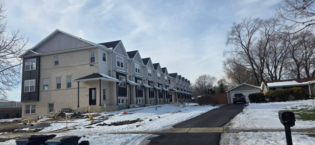 Townhouse for rent at 214 N Walnut St, Bensenville, IL 60106