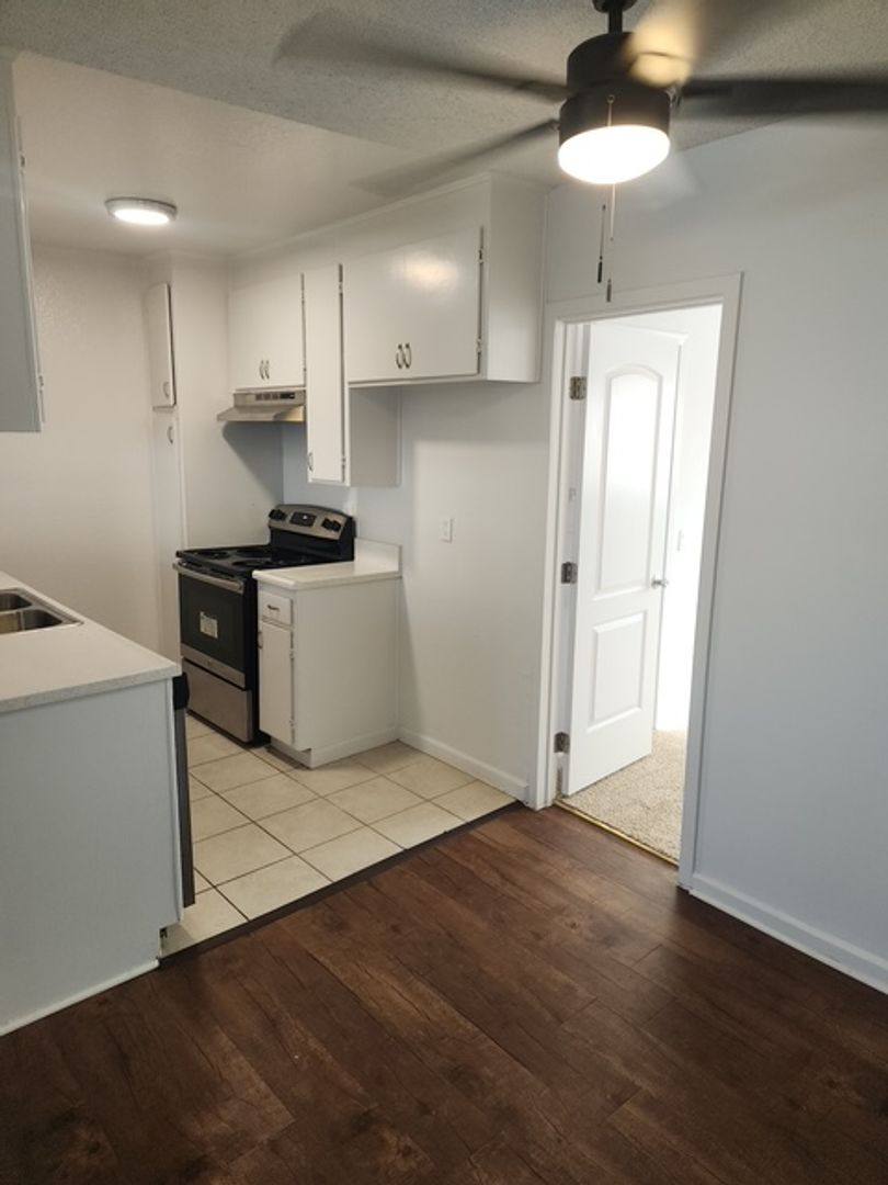 Apartment for rent at 5809 N Reseda Blvd, Tarzana, CA 91356
