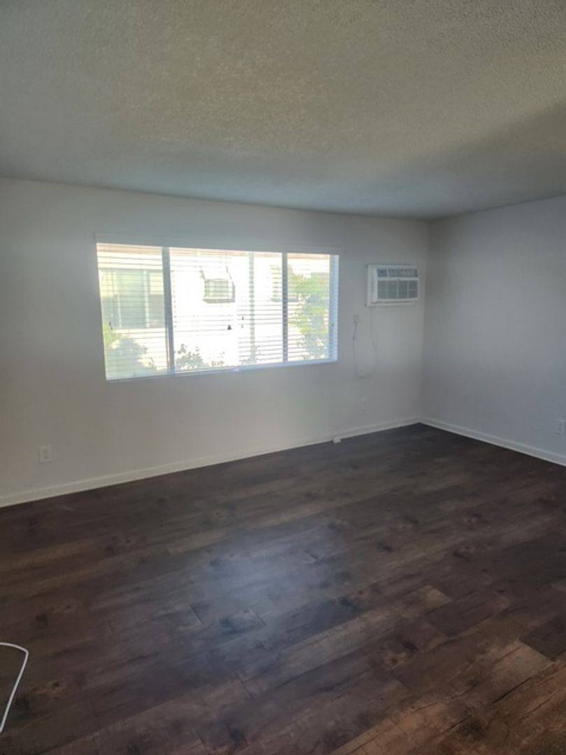 Apartment for rent at 5809 N Reseda Blvd, Tarzana, CA 91356